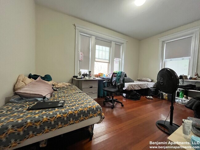 Photo - 1583 Beacon St