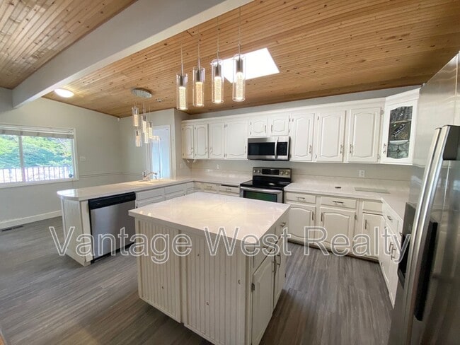 Photo - 1319 Kelglen Crescent
