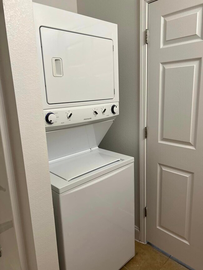 1 BR, 1 BA - 735 SF