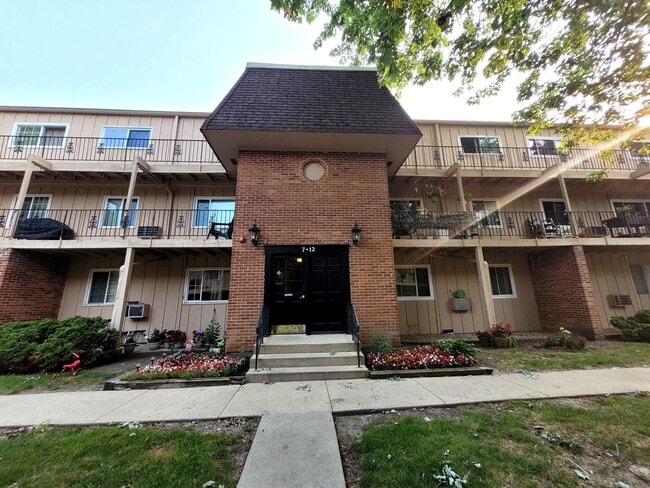 Building Photo - 2402 Algonquin Rd Unit 9 Rental
