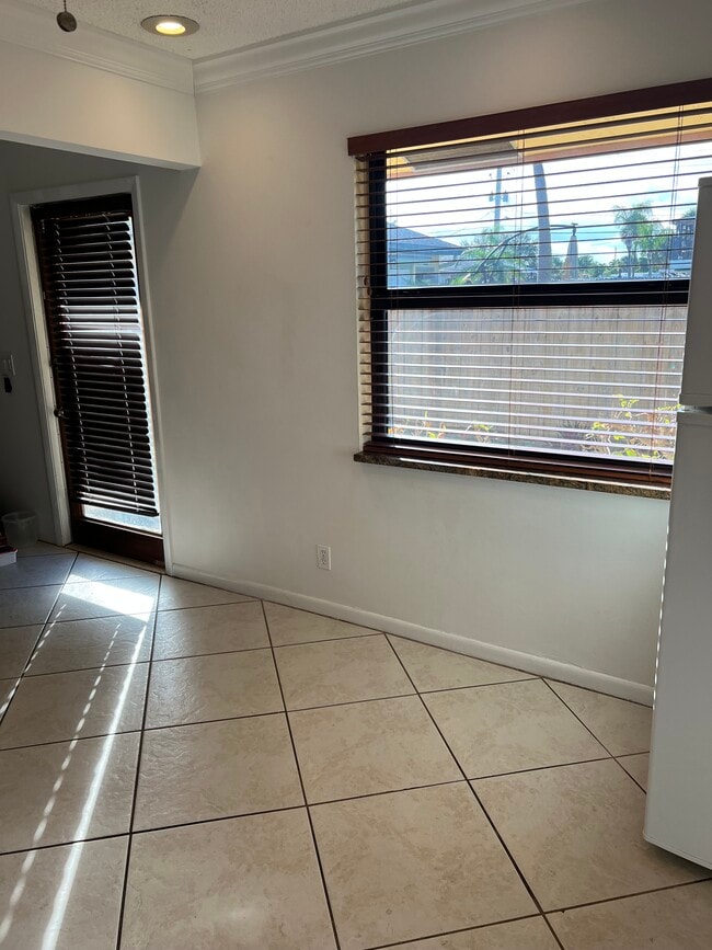 Photo - 119 Lakeview Ave Unit #2