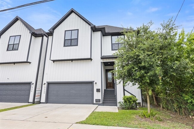 Photo - 806 E 39th St