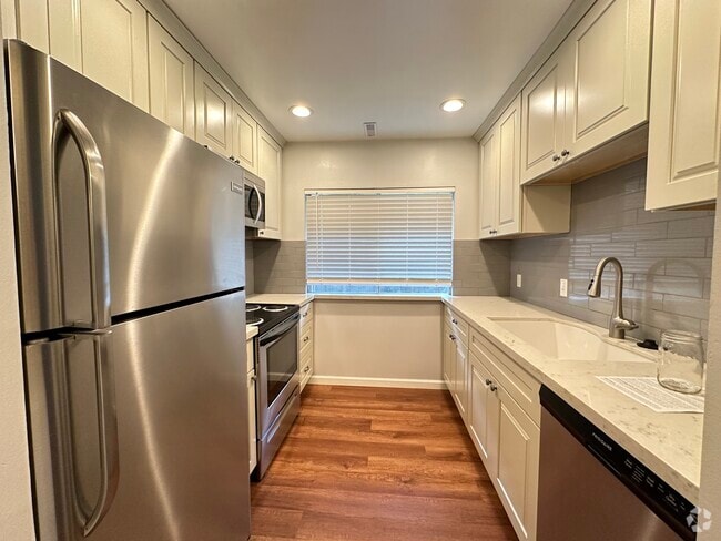 Building Photo - 1541 E Waterbury Dr Unit Waterbury Rental