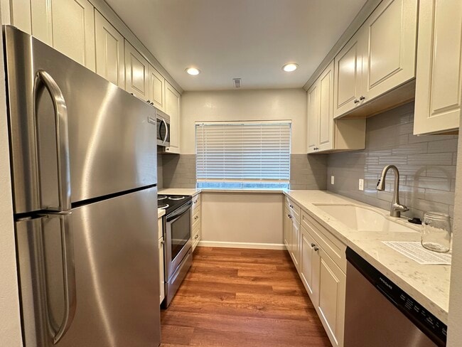 Photo - 1541 E Waterbury Dr Unidad Waterbury Rental