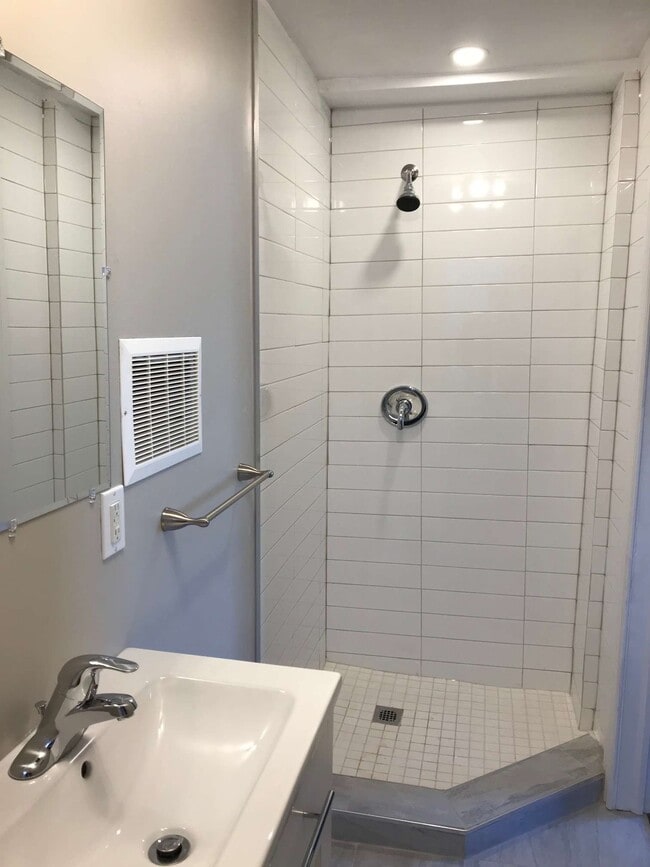 Photo - 24 Holton Av S Unit 1-Bedroom