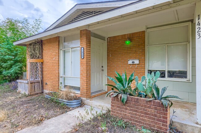 Building Photo - 1423 Westmoor Dr