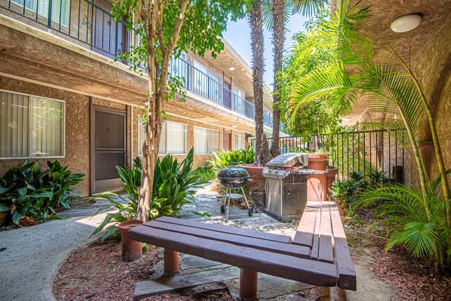 BBQ Lounge - 6210 Whitsett