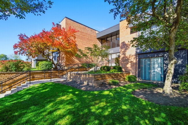 Building Photo - 1255 N Sterling Ave Unit 206