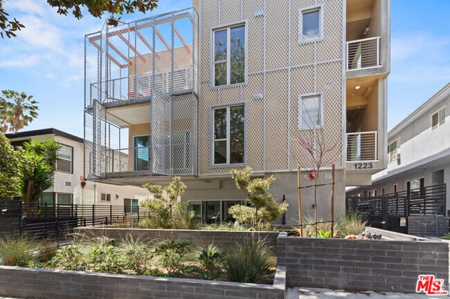Building Photo - 1223 Hayworth Ave Unit 3 Rental