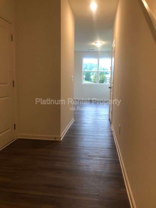 Photo - 202 Grand Central Wy