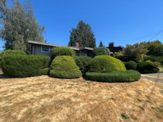 Recently remodeled 3 BR/1 3/4 BA house ava... - Recently remodeled 3 BR/1 3/4 BA house ava...