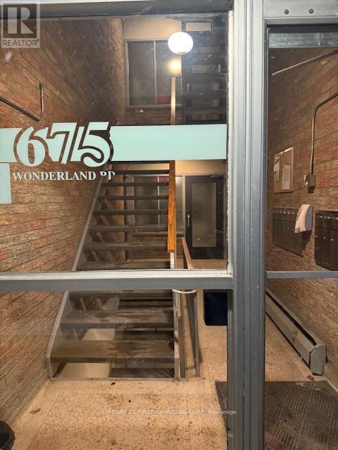 Photo - 675 Wonderland Rd S Unité 8