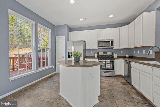 Building Photo - 4012 Meadow Trail Ln