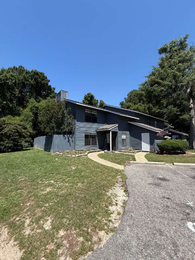 Building Photo - "Charming 3-Bedroom Townhouse Retreat in Beaufort - Spacious 1742 sq ft on Battery Lane!"