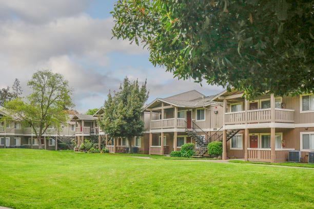 Espacios al aire libre verdes frondosos - Aspen Park Apartments