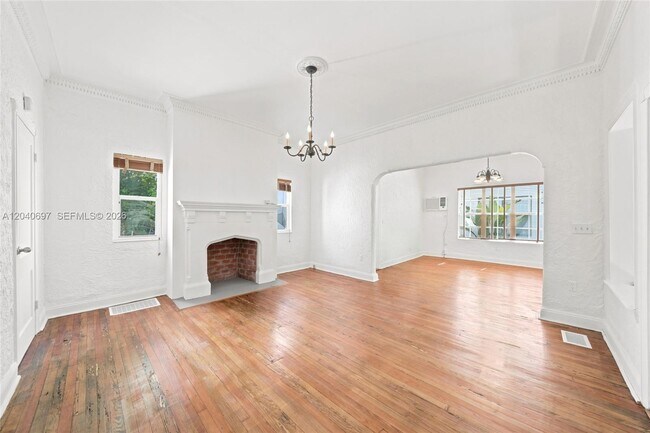 Building Photo - 160 NE 44th St