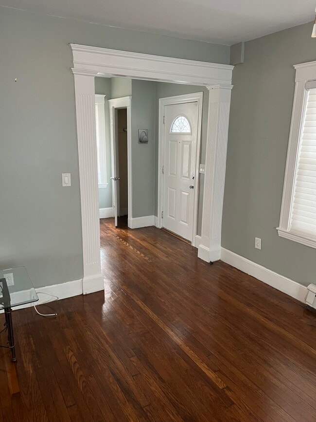 Entry into open living space - 55 Navarre St
