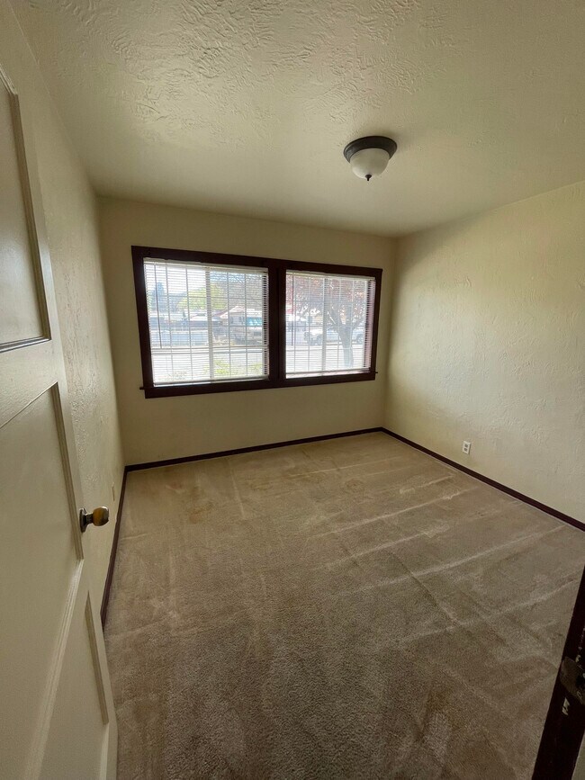 Photo - 405 S West St