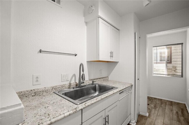 Photo - 6803 Woodhue Dr Unit B