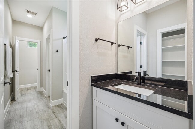 Photo - 6730 Knox St