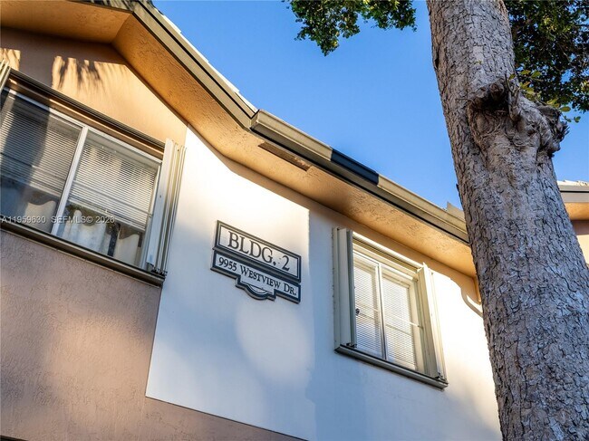 Building Photo - 9955 Westview Dr Unit 215