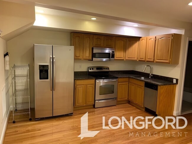 Building Photo - Spacious 2 Bed English Basement!  APPLY TO...