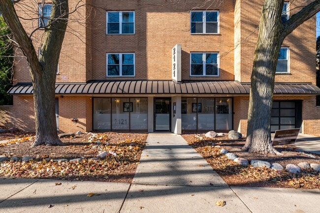 Building Photo - 2121 N Cambridge Ave