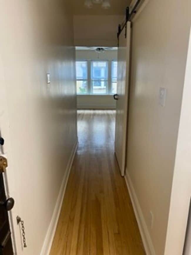 Building Photo - NEW Kitchen and Bath - Amazing Studio with... Unit 2C