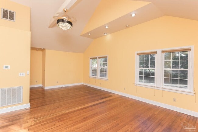 Photo - 418 Vancouver St