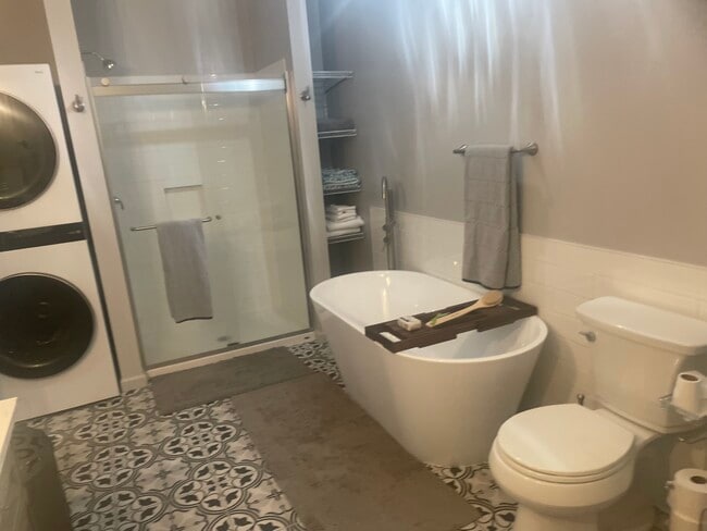 Photo - 940 W Main St