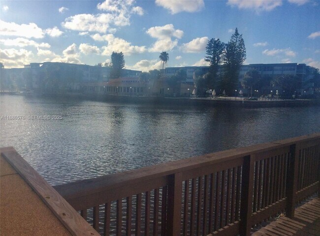 Photo - 2775 Taft St Unidad 211