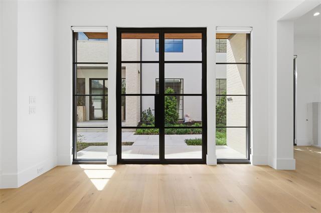 Photo - 9855 Kingsway Ave