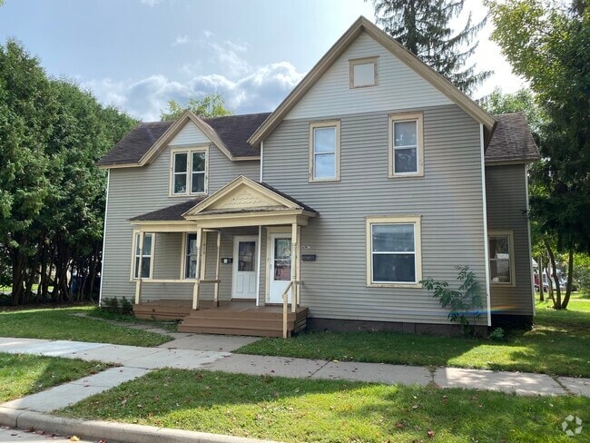 Building Photo - 619 Chicago Ave Unit Upper Rental
