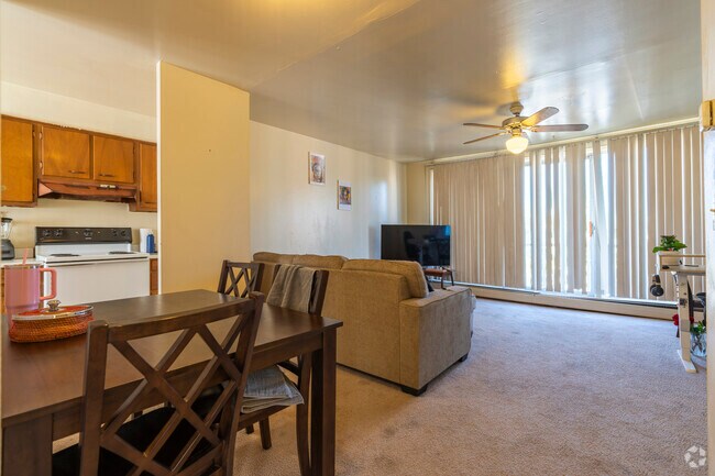 1 habitación, 1 baño - 650 pies cuadrados - Sala de estar/comedor