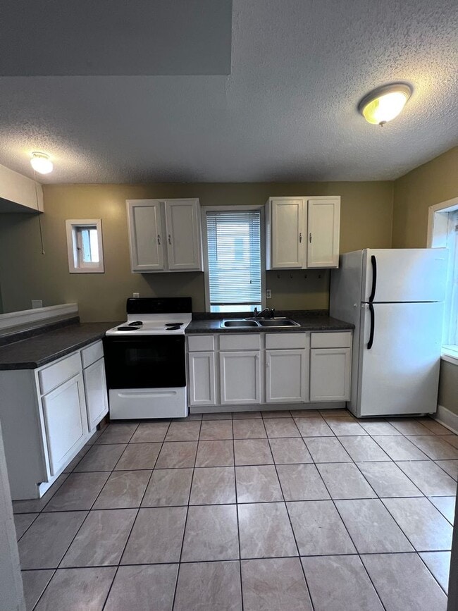 Photo - 924 E 6th St Unit 924 E 6th Street - #3 (Back)