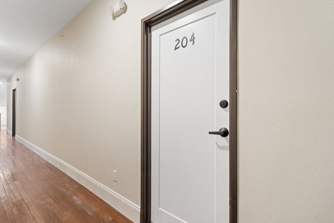 Photo - 702 20th St Unidad 204