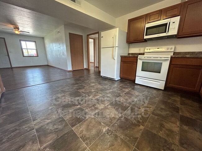 Photo - 330 E 4th St