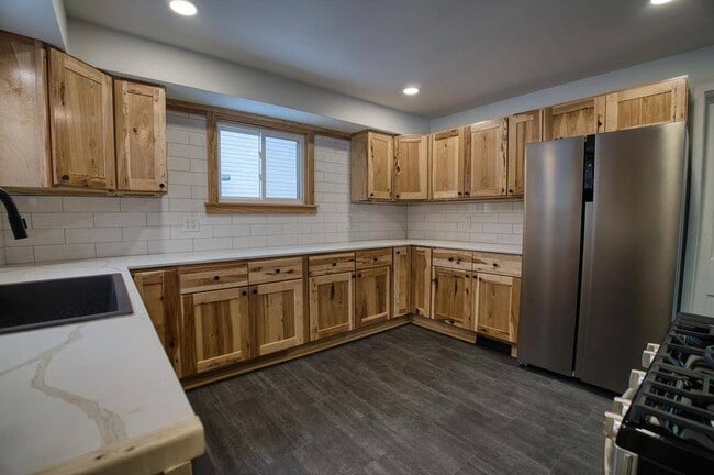 Photo - 1702 Lake St