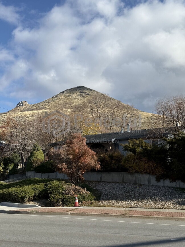 Photo - 2025 Broadmoor St S