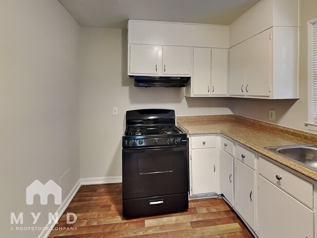 Photo - 388 Woodstock Dr SW