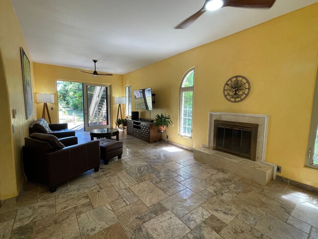Building Photo - Spacious 4-Bedroom Retreat in Haiku with S... Rental