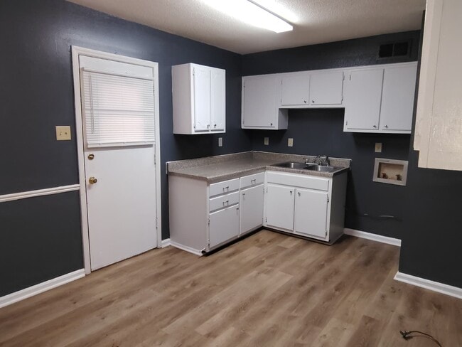 Photo - 587 Hillbrook Dr