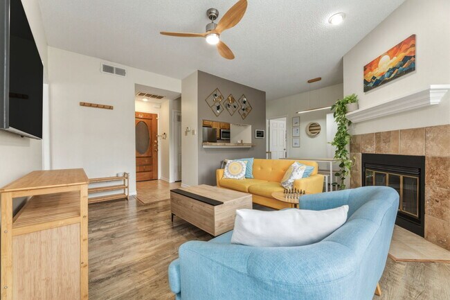 Living room - 3001 Cedar St Unit 112