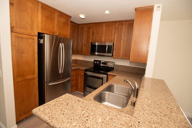 Building Photo - 2 Bedrooms | 2 Bathrooms | Shoppers Paradise