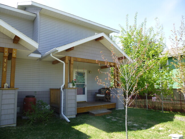 Building Photo - Adorable Furnished Townhouse