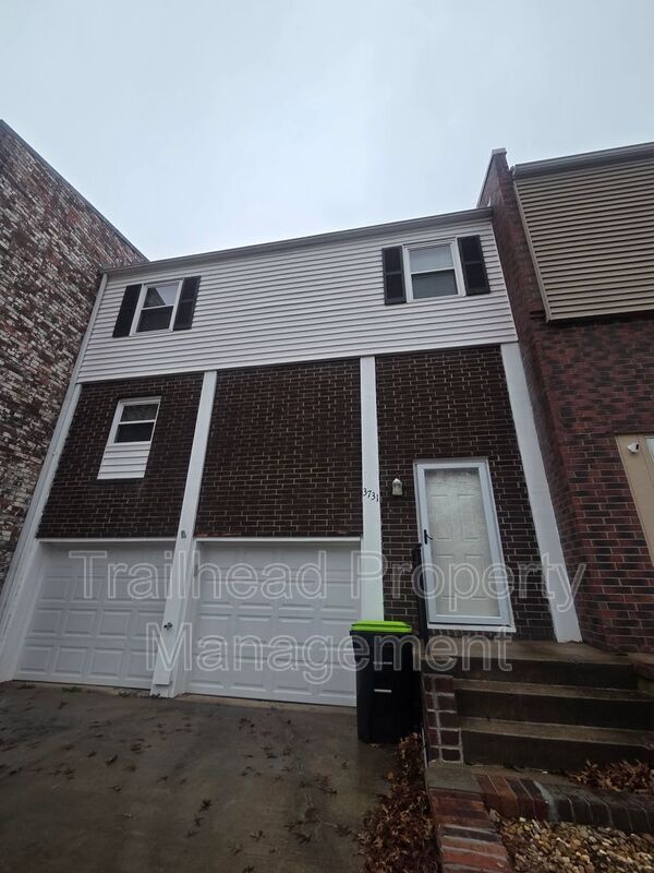 Building Photo - 3731 NE Colonial Dr