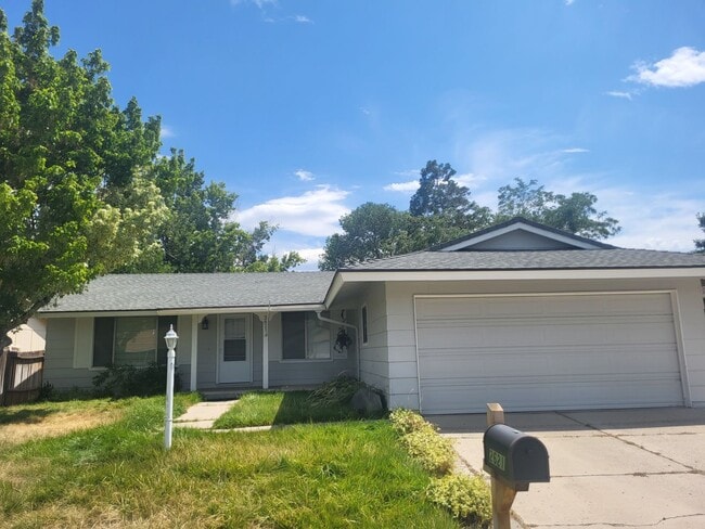 Building Photo - 2621 Woodcrest Ln