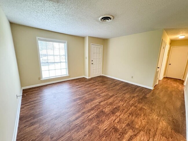 Photo - 301 E Park Ave