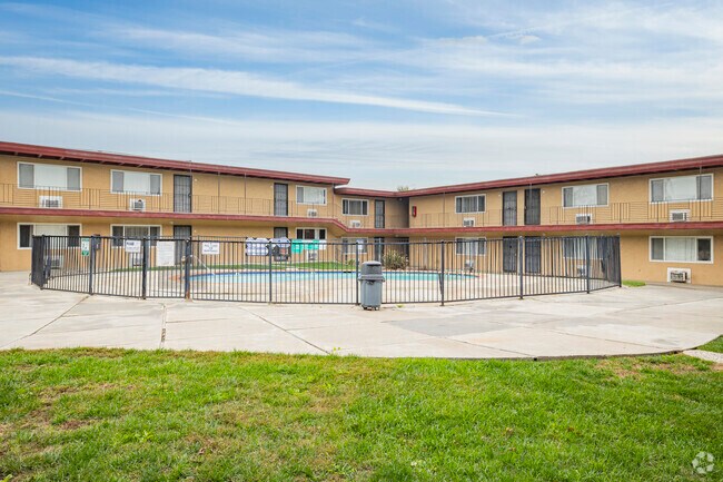 Courtyard - Oakridge Apartments