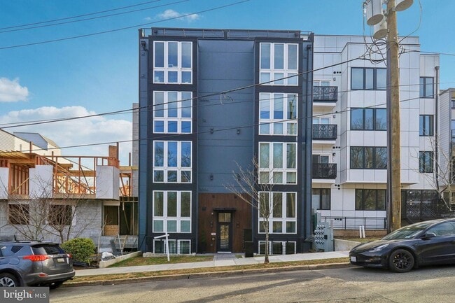 Photo - 2213 M St NE Unidad 4